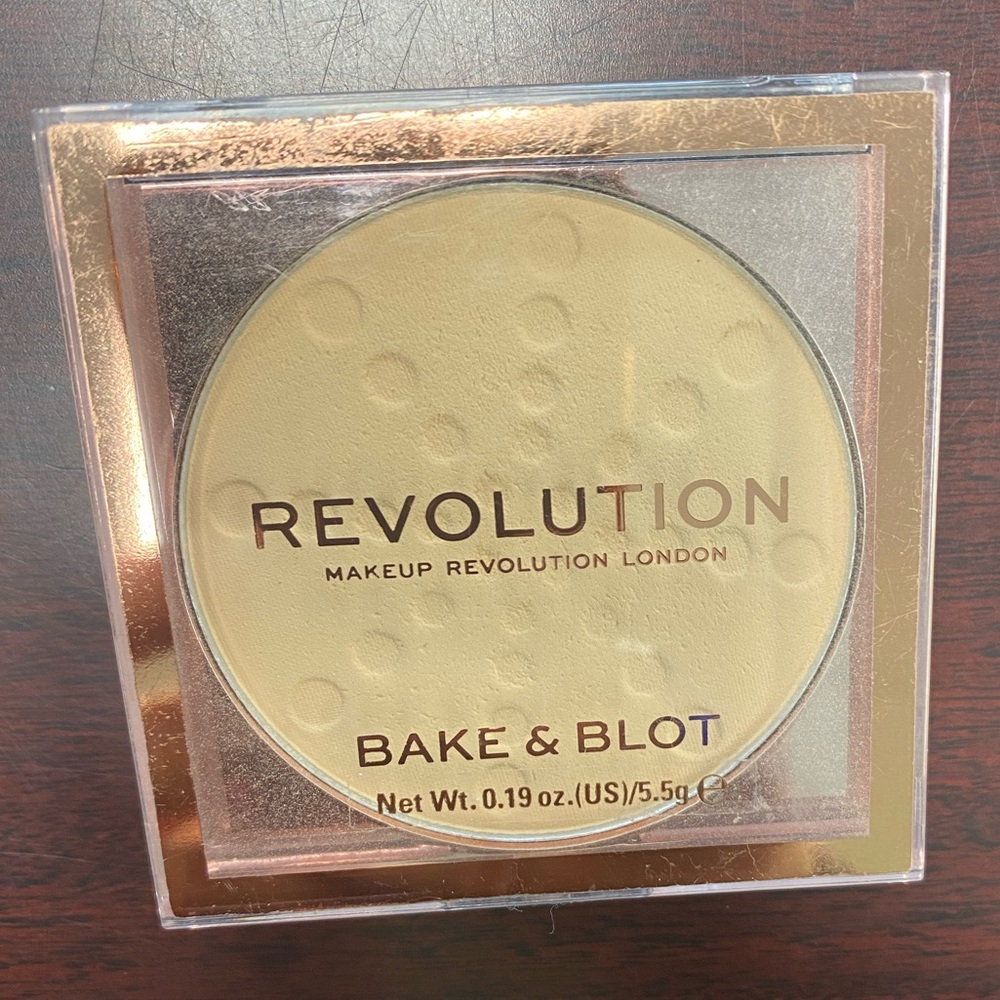 Revolution London Bake & Blot Setting Powder. Banana. .190z. New.